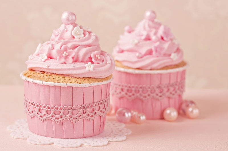 两盒粉红色的蛋糕