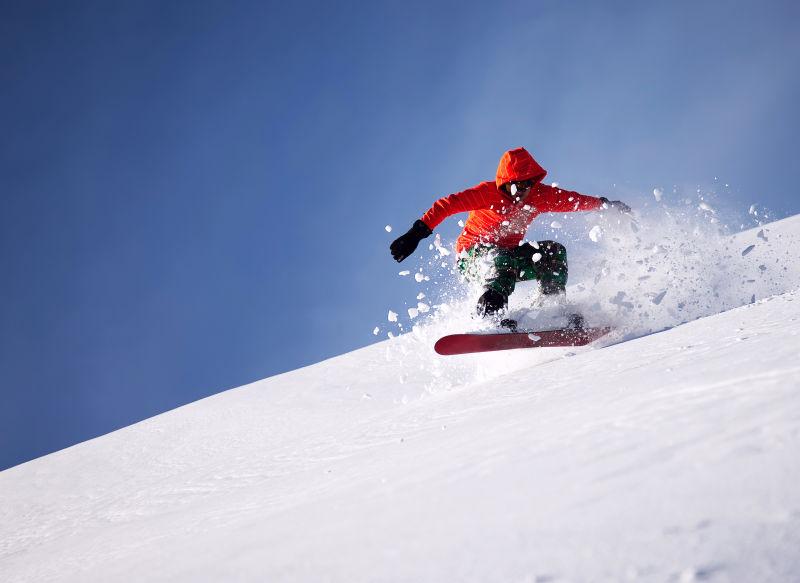 红色服装的运动员在滑雪