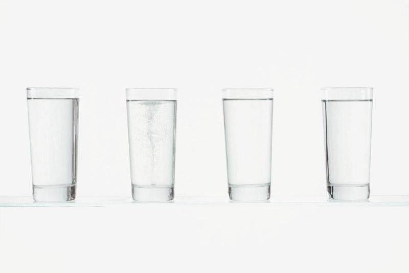 白色背景下的四杯水