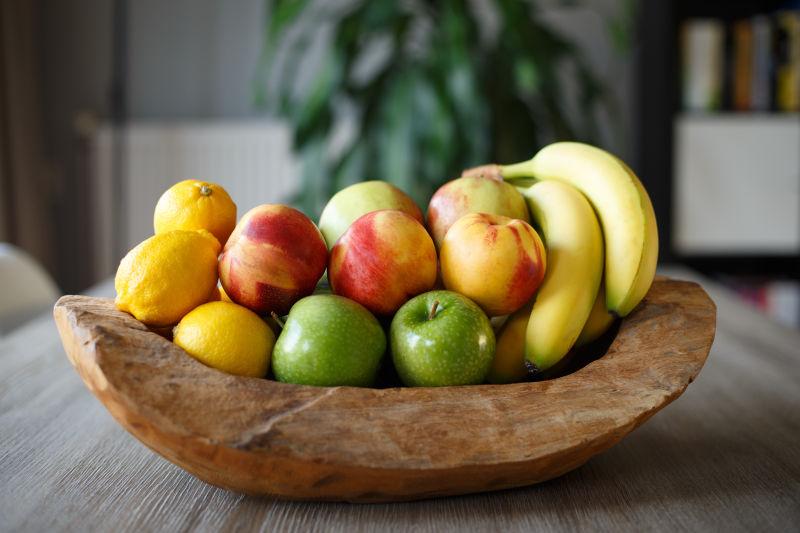 客厅木碗里的成熟的水果