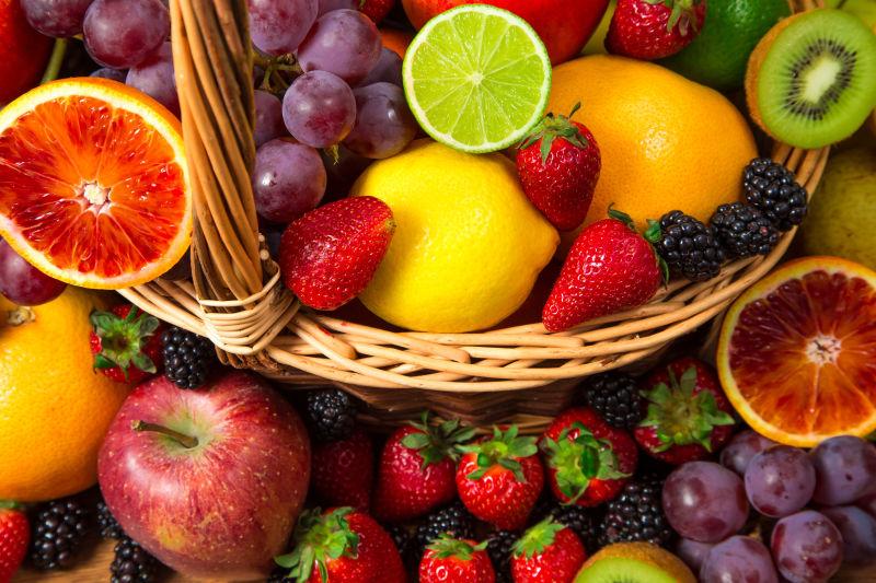 水果篮里边和外边的新鲜美味的水果