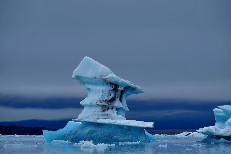 自然风蚀下的巨大冰块