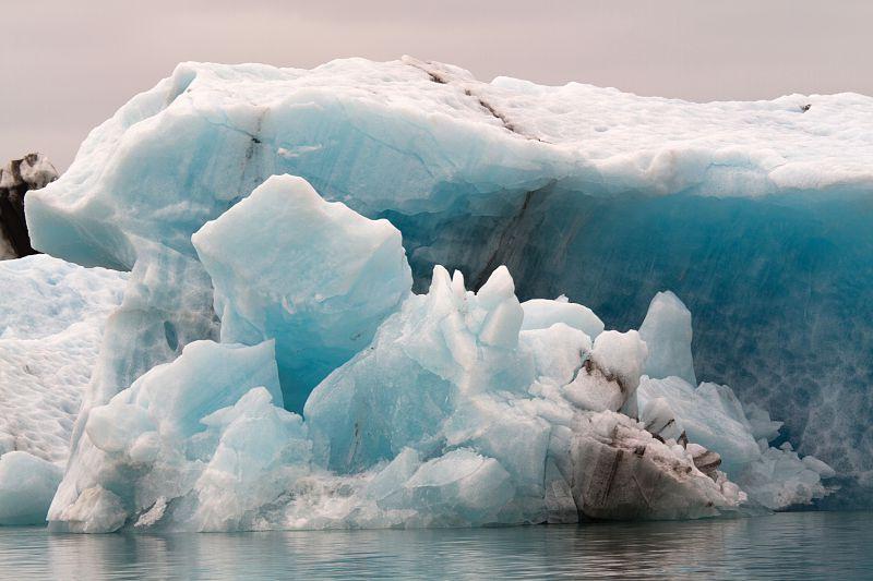 海面上美丽的巨大冰山
