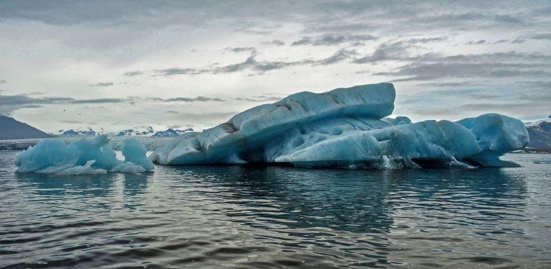 海面上漂浮的巨大冰块
