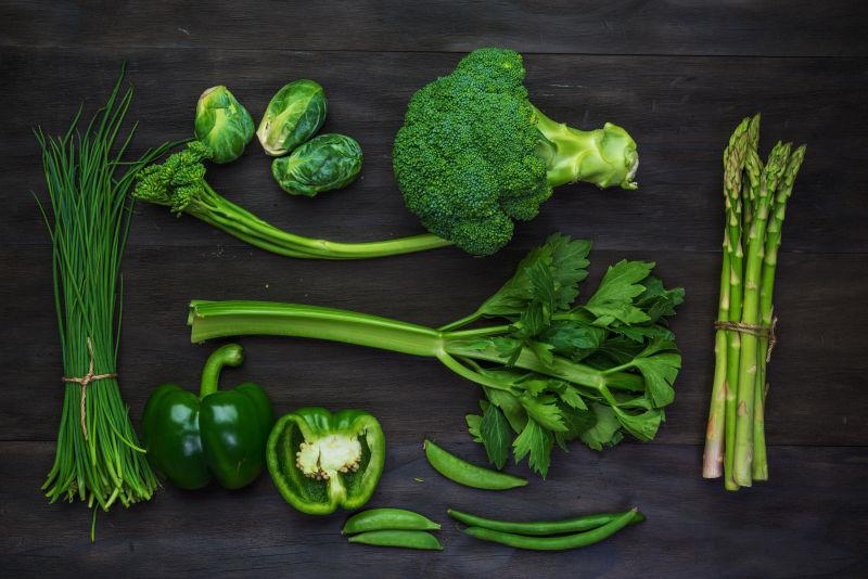 桌子上的有机蔬菜