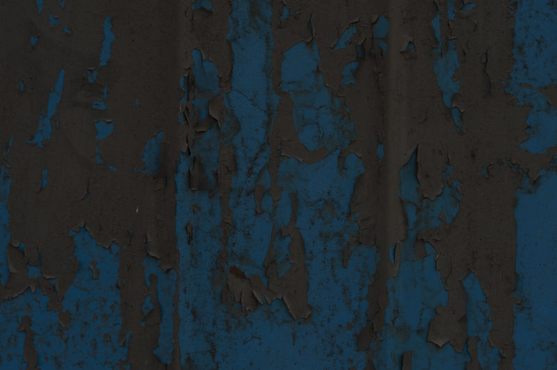 旧金属纹理背景上脱落的蓝色油漆