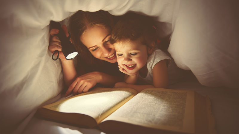 妈妈和孩子睡前阅读