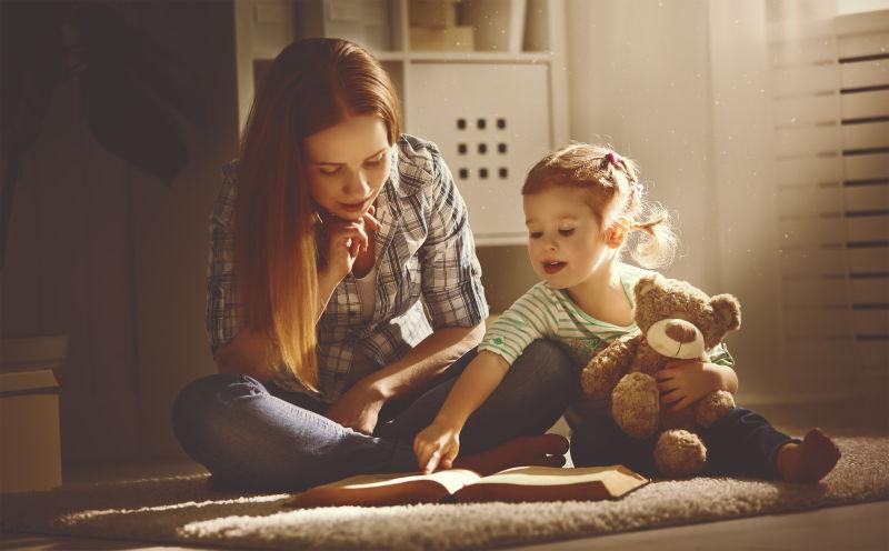 快乐的母亲和女儿在家看书