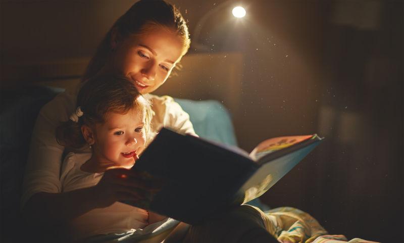 妈妈和女儿在睡觉前看书