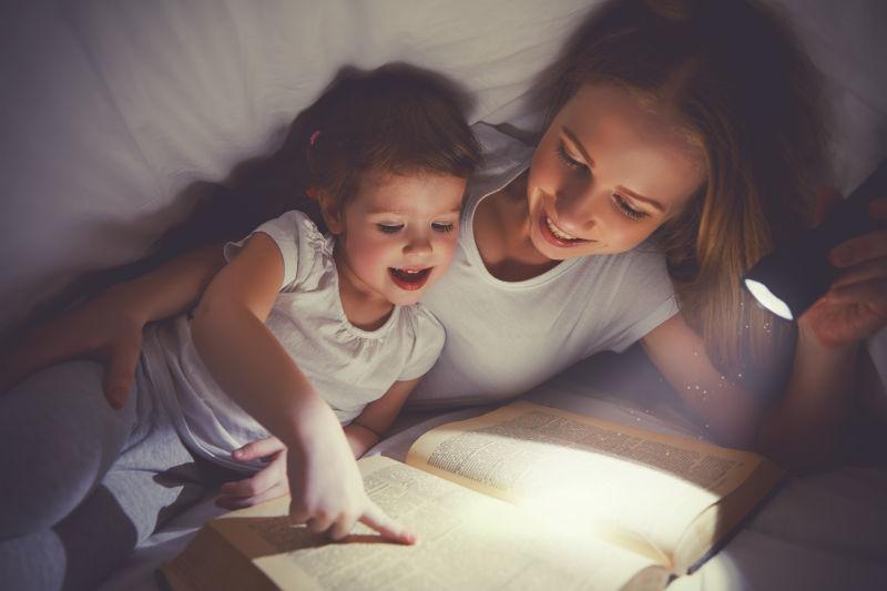 睡觉前妈妈和女儿在床上看书