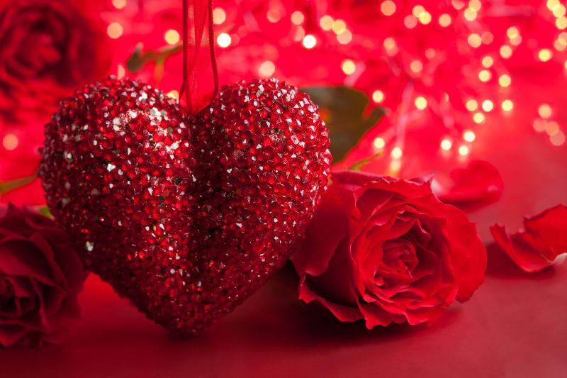 情人节玫瑰和红色心形的概念