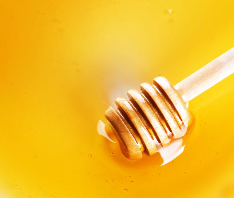 沾满蜂蜜木制勺子