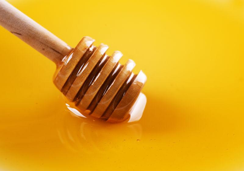 用木制勺子沾满蜂蜜