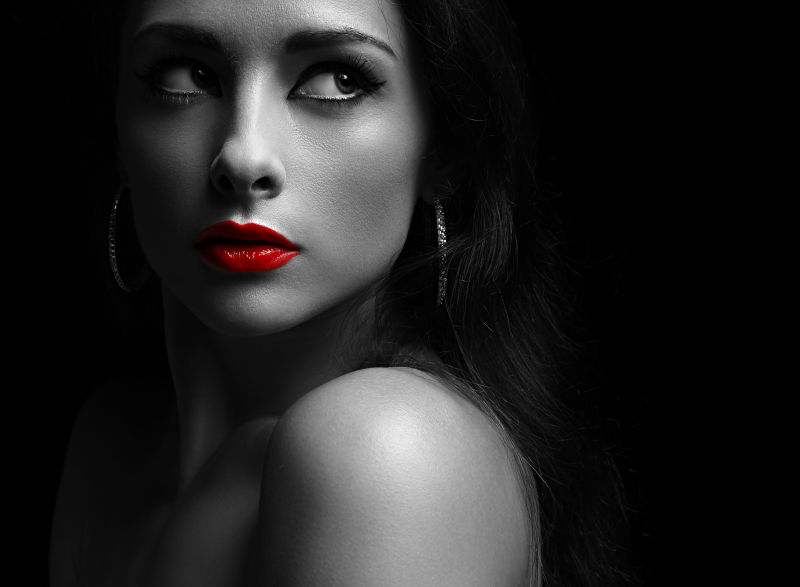 神秘女人在黑暗中的红色嘴唇特写