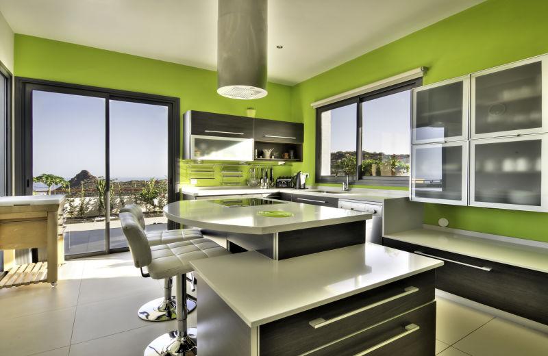 现代绿色的厨房观海洋的豪华设计