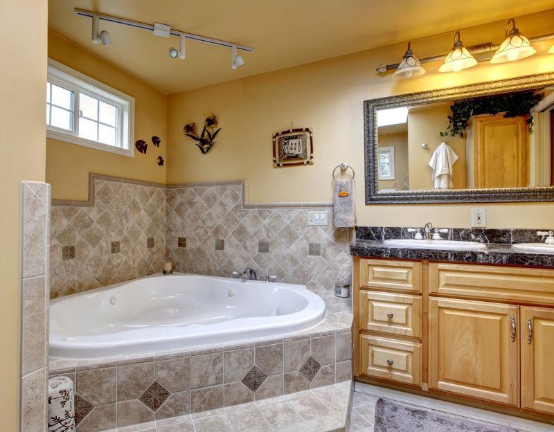 豪华浴室与灿烂的内部和按摩浴缸风格浴缸