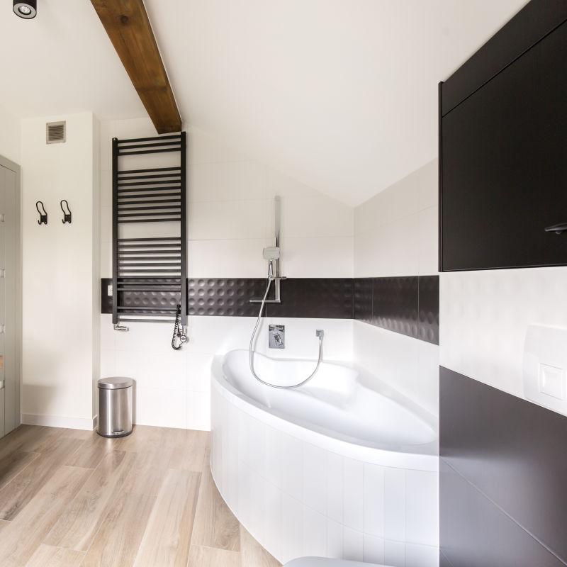 现代化的宽敞的黑白大浴缸的浴室