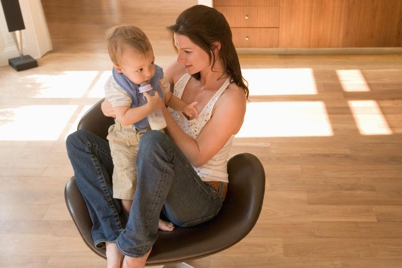 椅子上的女人和婴儿
