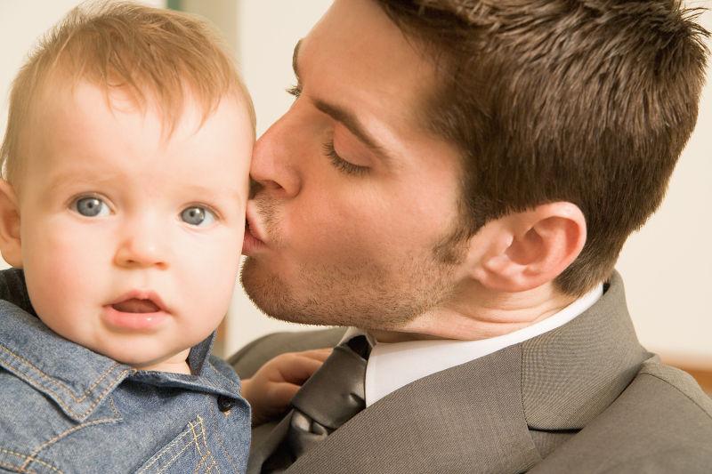 男人亲吻他的婴儿