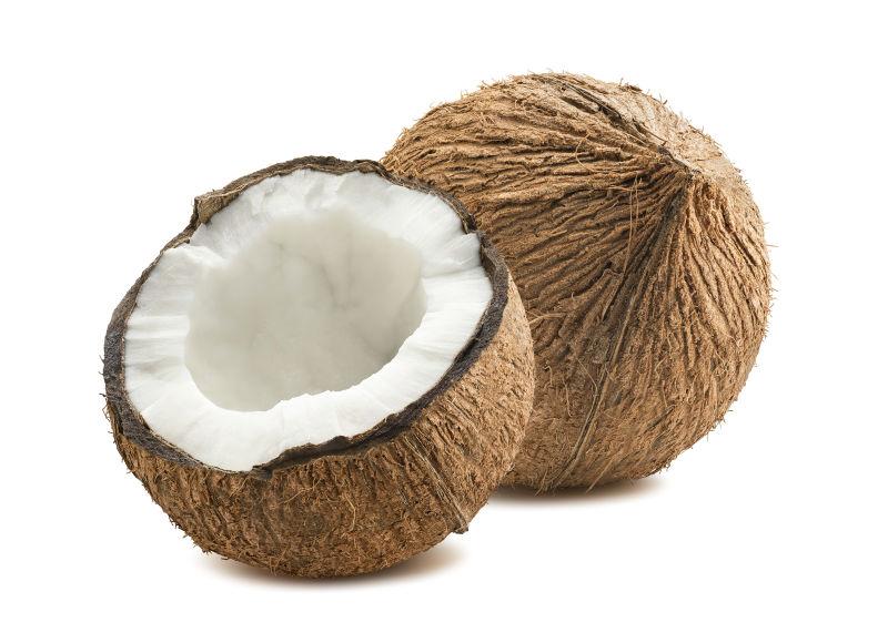 白色背景上的椰子和切开的椰子