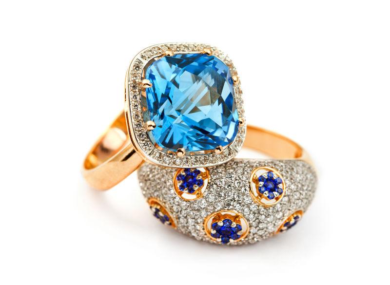 白色背景下的海蓝色的珠宝戒指