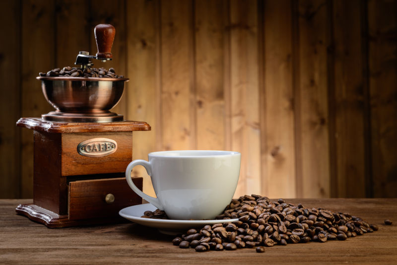木地板上咖啡豆和一杯咖啡