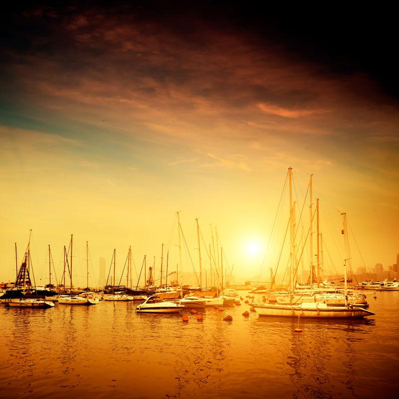 夕阳下美丽的码头上停着各种船只