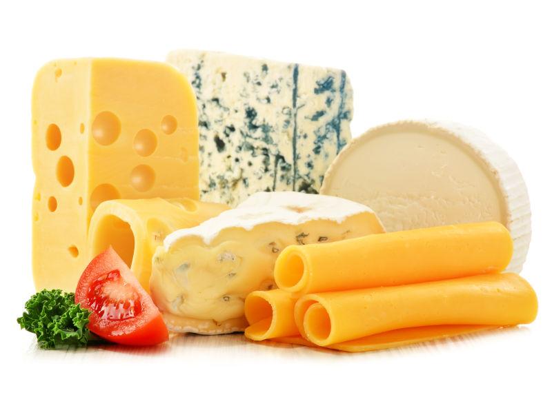 白色背景下不同类型的干酪