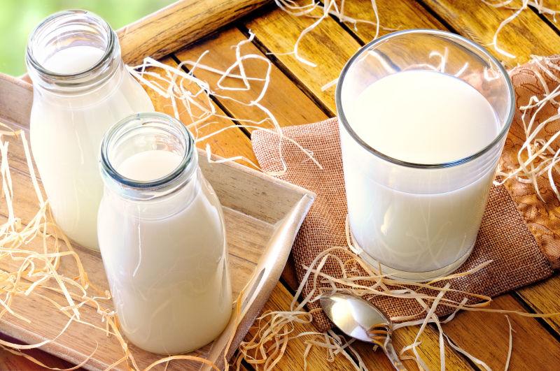 木桌上玻璃杯里额鲜牛奶