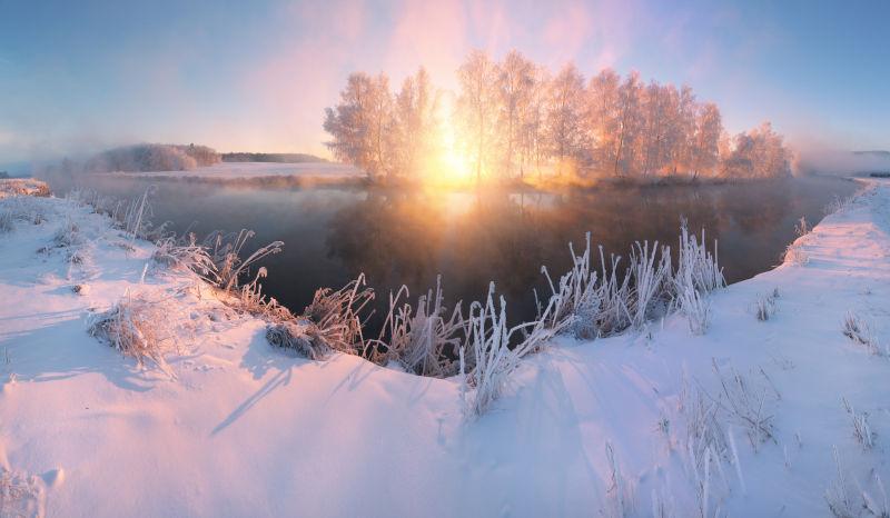 冬季河边的日出