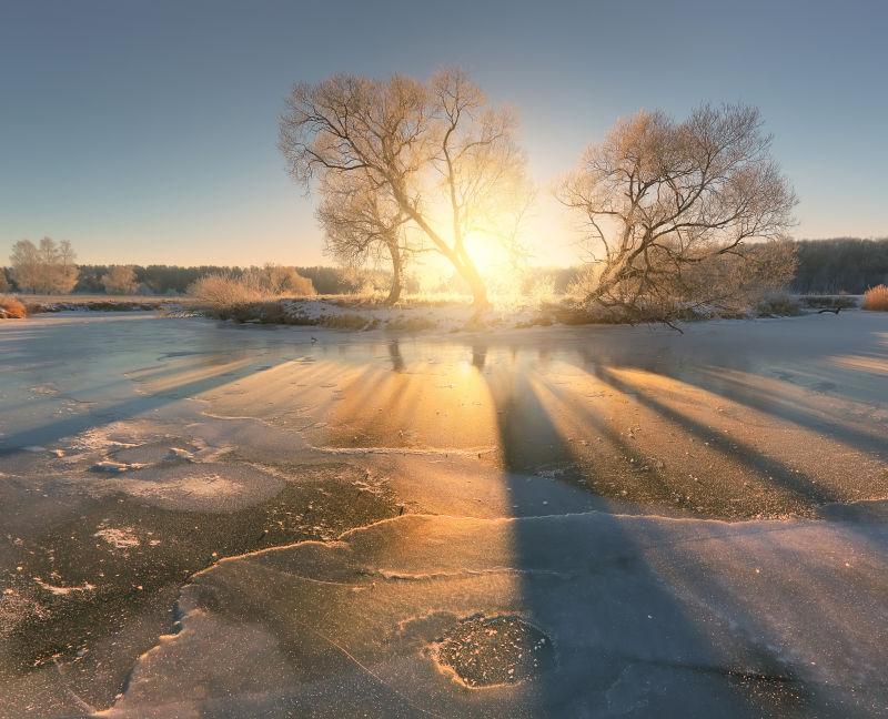 冬季结冰的湖面上的日出