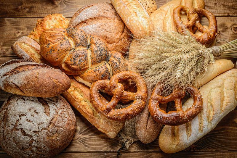 木桌上的各种面包与小麦
