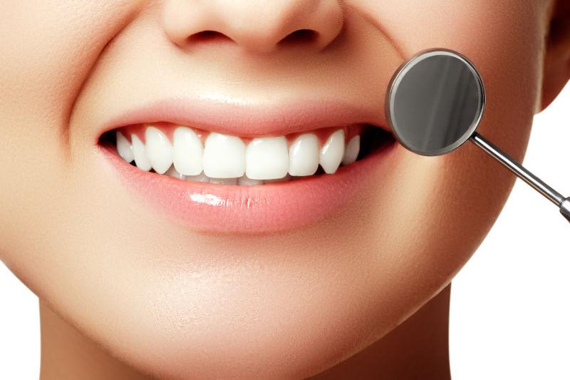 口腔镜检查女人洁白的牙齿