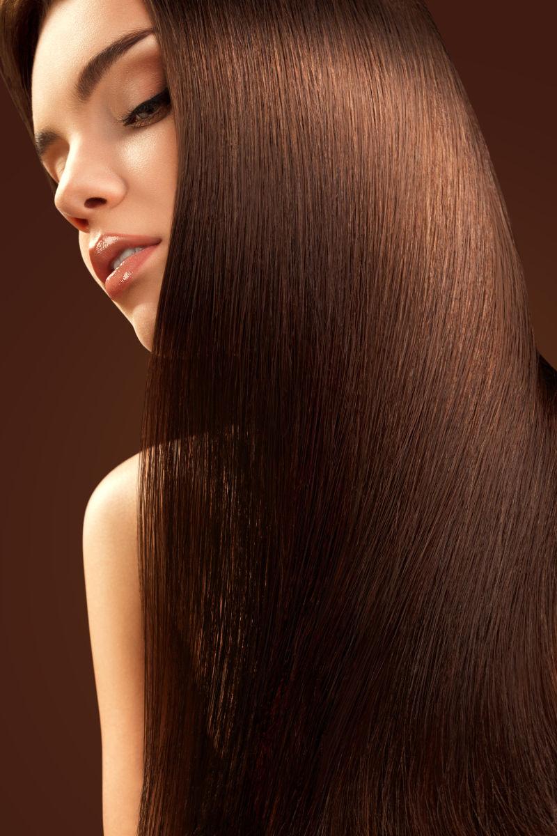 美丽的女人拥有棕色的长长的头发