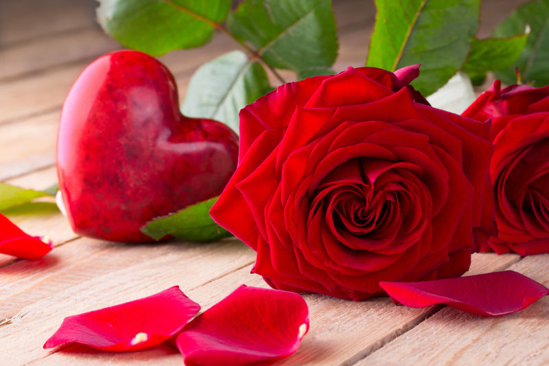 红色爱心与玫瑰
