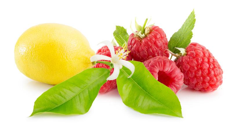 白色背景上的树莓和柠檬