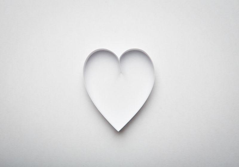 围成爱心形状的白色纸片