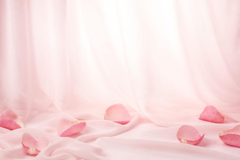 粉色丝绸上的粉色玫瑰花瓣