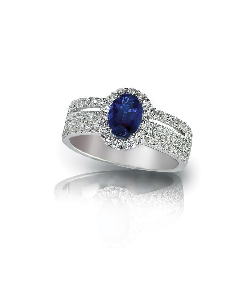 白色背景下镶嵌着名贵海蓝宝石的戒指