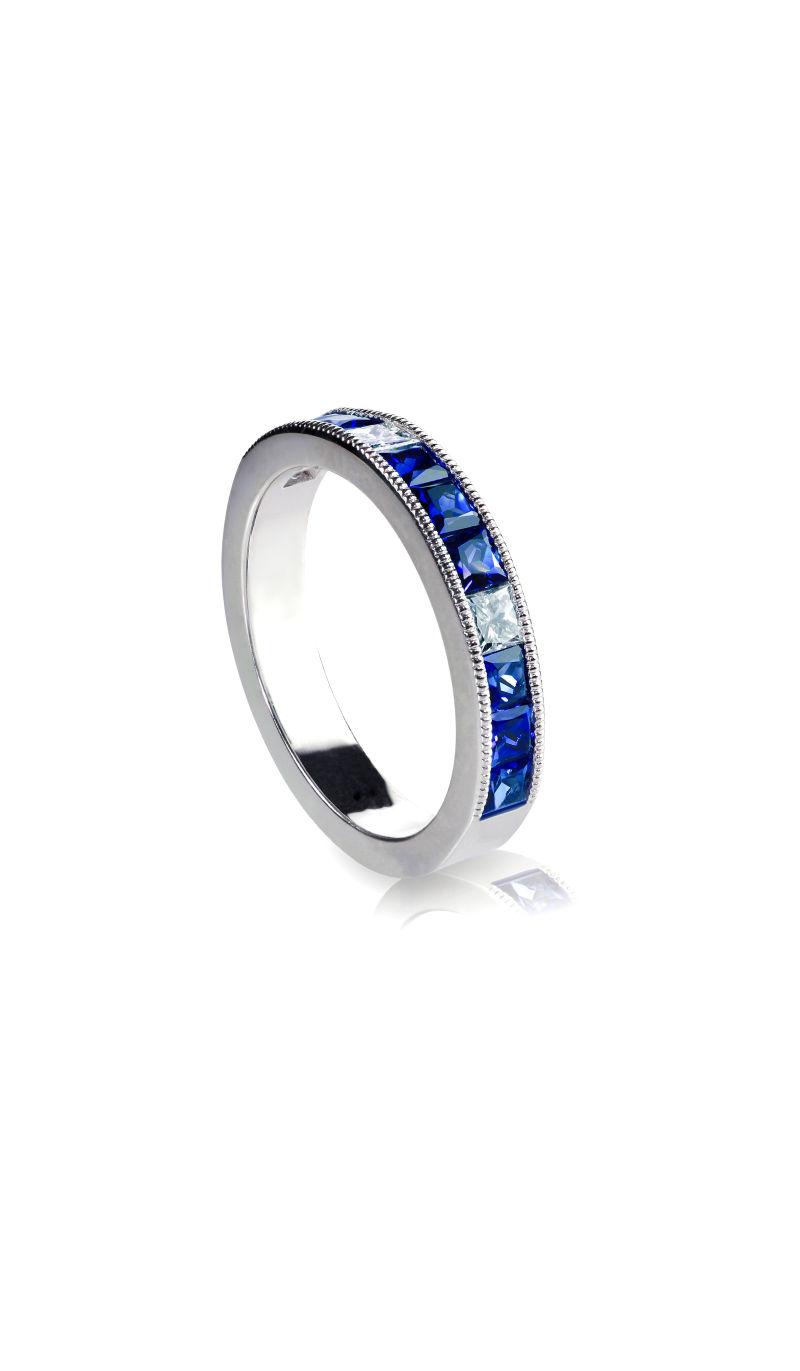 白色背景下镶嵌蓝色宝石的戒指
