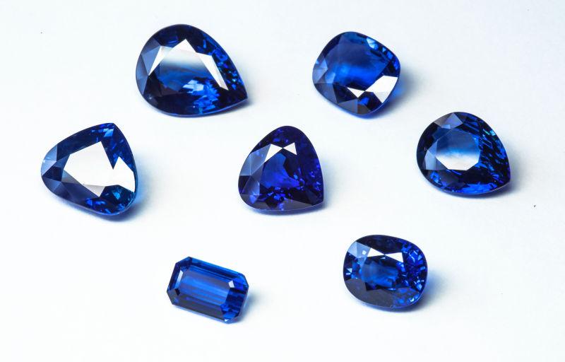 白色背景下不同形状的蓝色宝石
