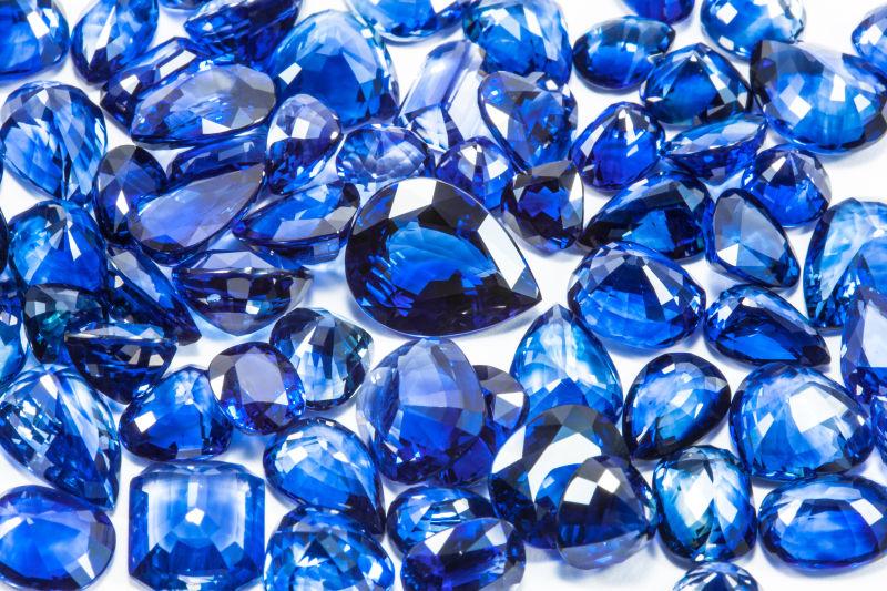 白色背景下多种形状的海蓝色宝石