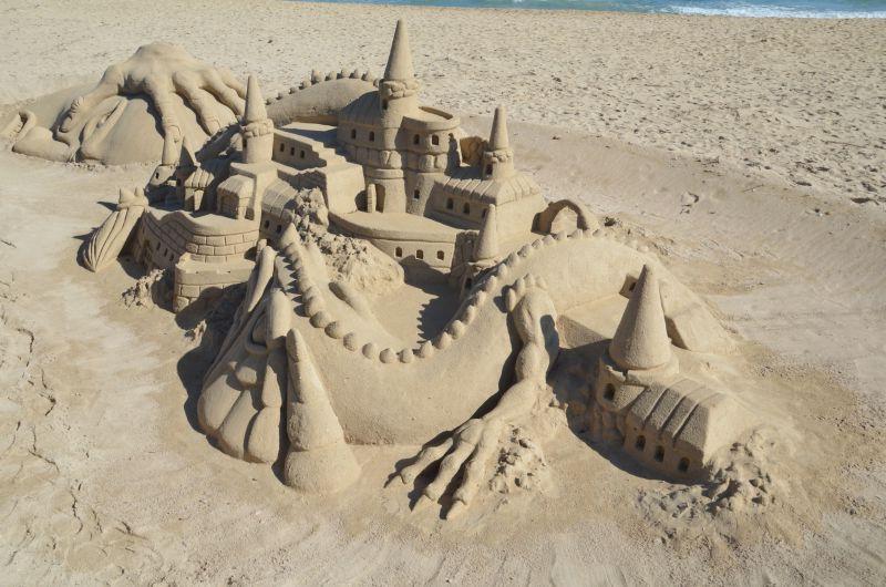 沙滩上盘踞着恶龙的城堡沙雕