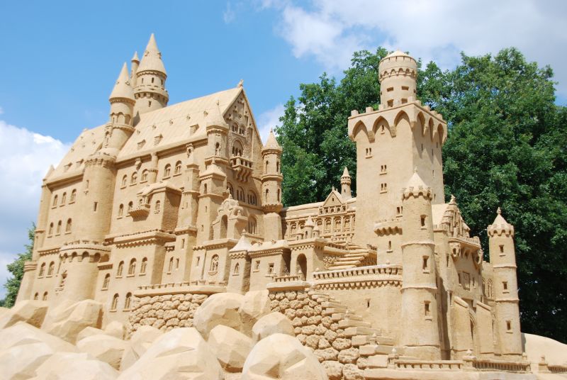 沙滩上精致的城堡雕塑
