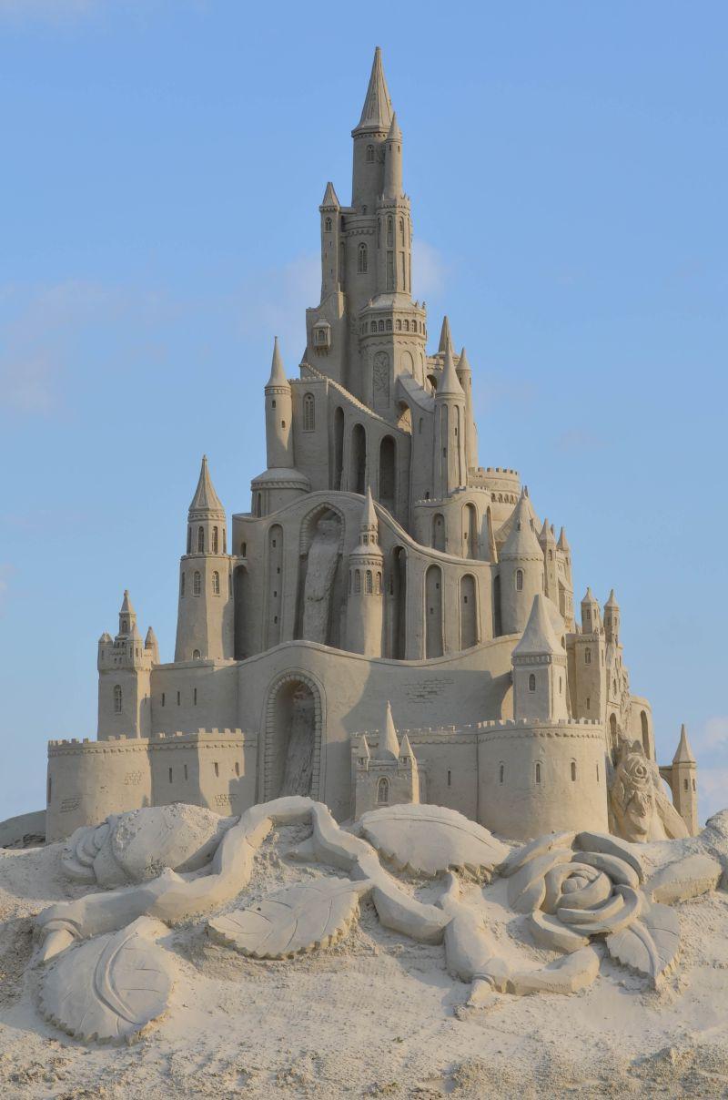 沙滩上美丽的城堡沙雕