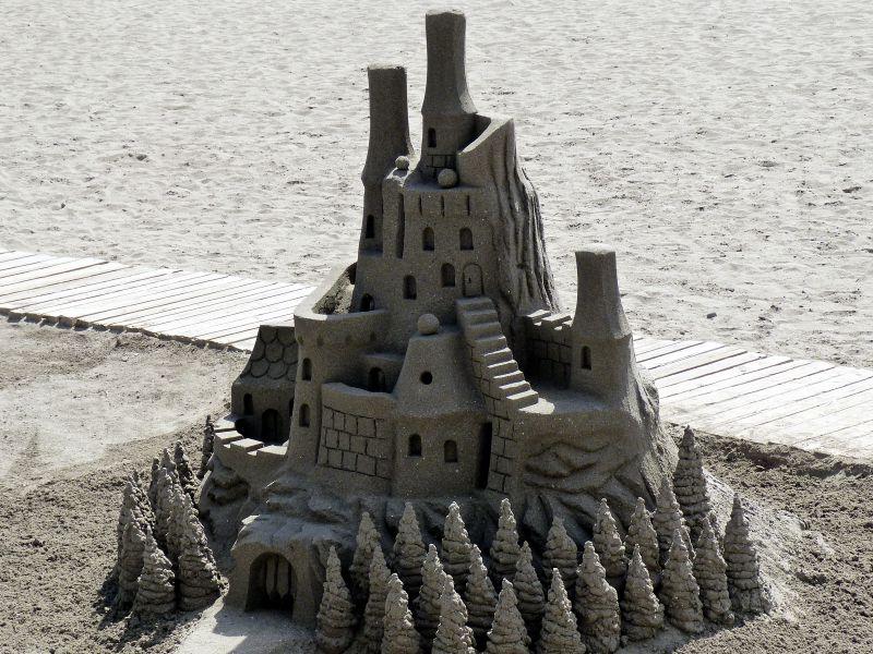 沙滩上精致的城堡沙雕