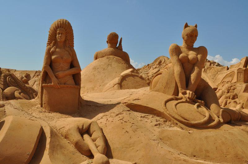 沙滩上逼真的沙子人物雕像