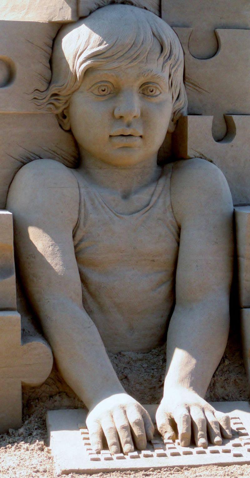 可爱的小男孩沙子雕塑