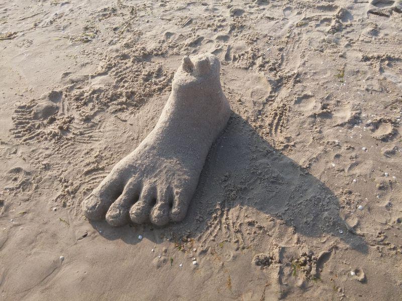 沙滩上的脚掌沙子雕塑