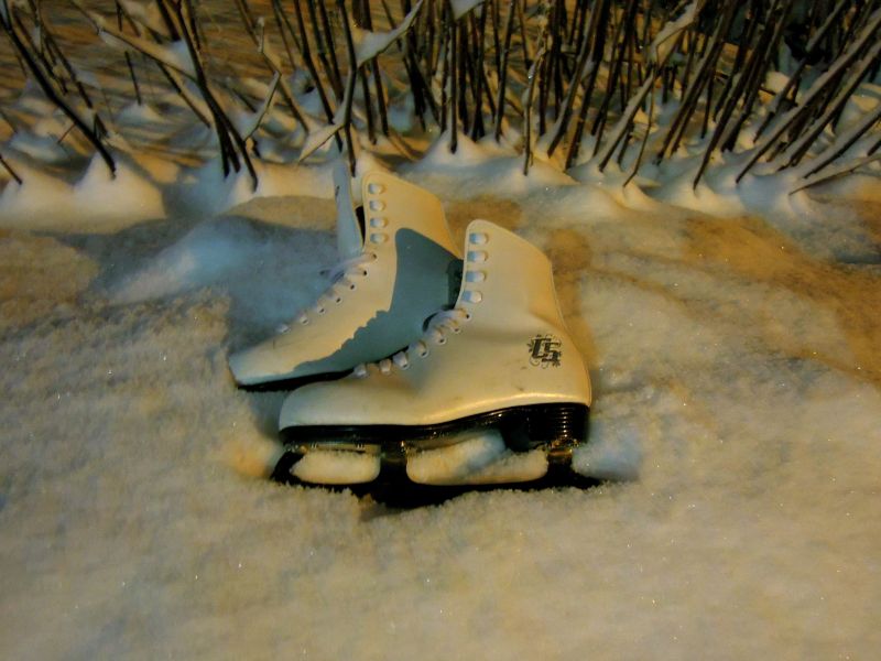 雪地上的溜冰鞋特写